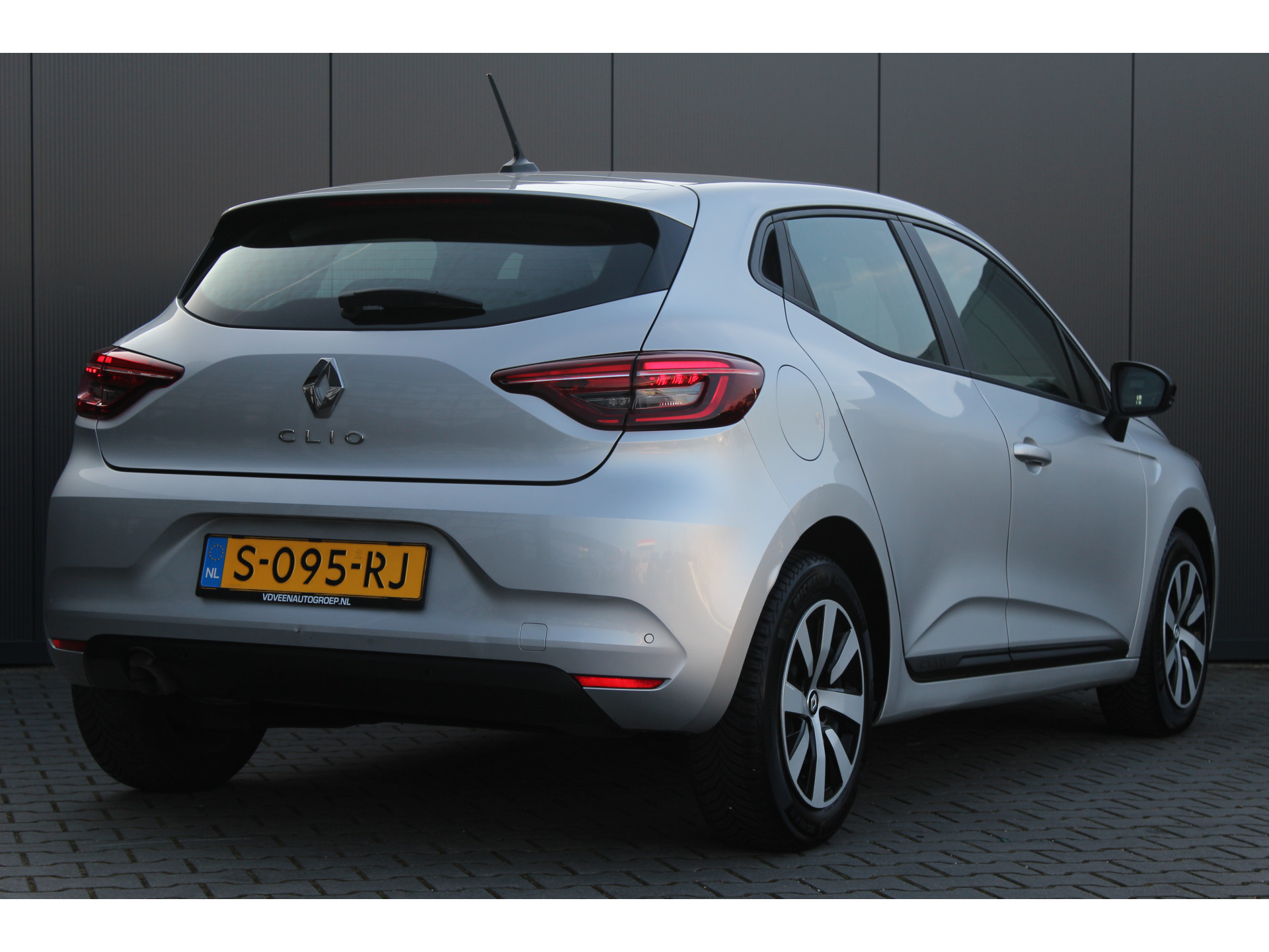 Renault Clio 1.0 TCe 90 Equilibre | incl. 12 maanden garantie 43690780-2.jpg | Van der Veen Autogroep
